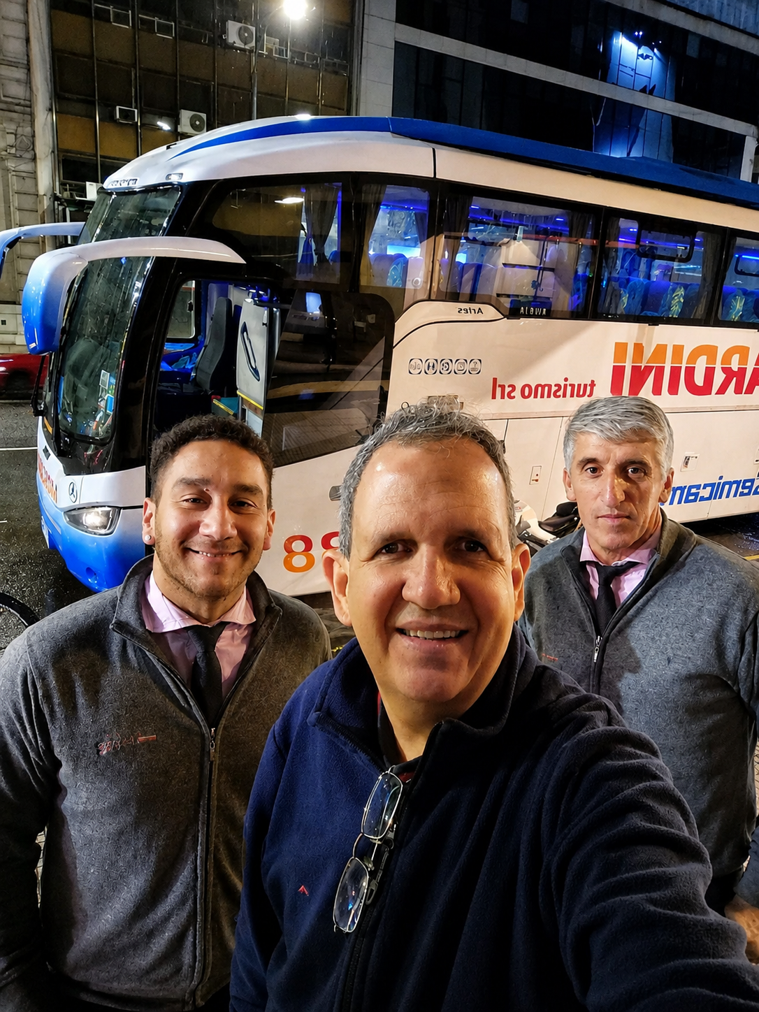 Choferes y equipo de la agencia junto al micro